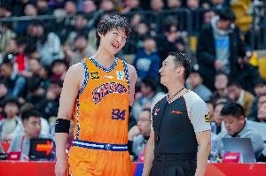 瑞士vs波黑-4-曾令旭：所谓人生能有几回搏 王哲林今天搏的精彩 搏的漂亮！