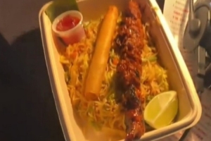 埃及vs伊朗-杨健的工作餐是肉串+炒粉 周琦调侃：太健康了 这不如鸡蛋灌饼