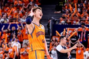 日本vs瑞典-5-狂砍29分14篮板！朱芳雨：我真以为昨晚王哲林是十年前的王哲林
