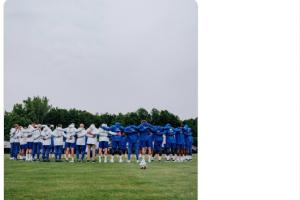 世界杯_约旦vs阿尔及利亚-德尚因母亲去世暂离队 法国全队训练时围圈为德尚和家人祈福
