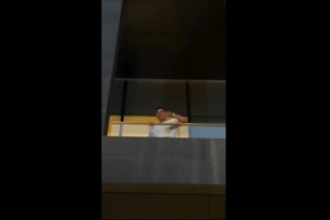 库拉索vs科特迪瓦-6-C罗在阳台与球迷挥手致意，大量球迷欢呼