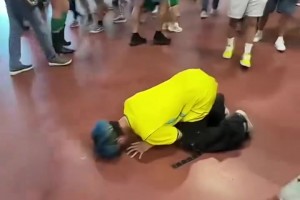 蜘蛛NBA公交上看低调看直播